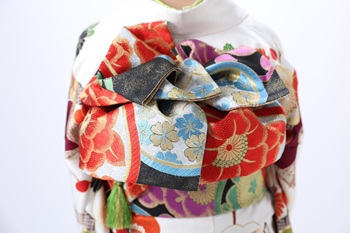 花いち都屋帯広店で高校生モデル撮影をした時の画像であり、振袖のコーディネートを紹介する為の画像でもある。