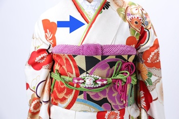 花いち都屋帯広店で高校生モデル撮影をした時の画像であり、振袖のコーディネートを紹介する為の画像でもある。