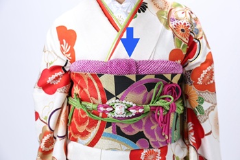 花いち都屋帯広店で高校生モデル撮影をした時の画像であり、振袖のコーディネートを紹介する為の画像でもある。