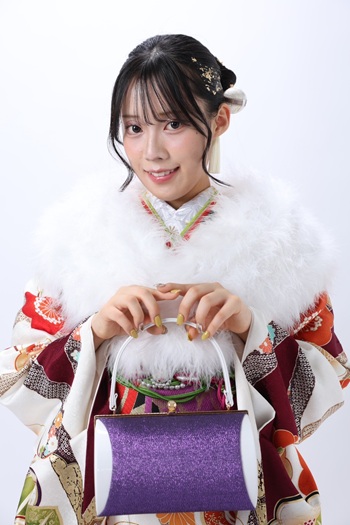 花いち都屋帯広店で高校生モデル撮影をした時の画像であり、振袖のコーディネートを紹介する為の画像でもある。