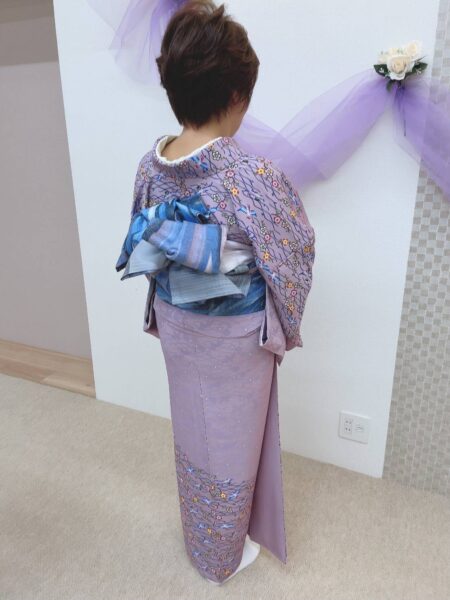 紫の着物に帯を変わり結びした女性