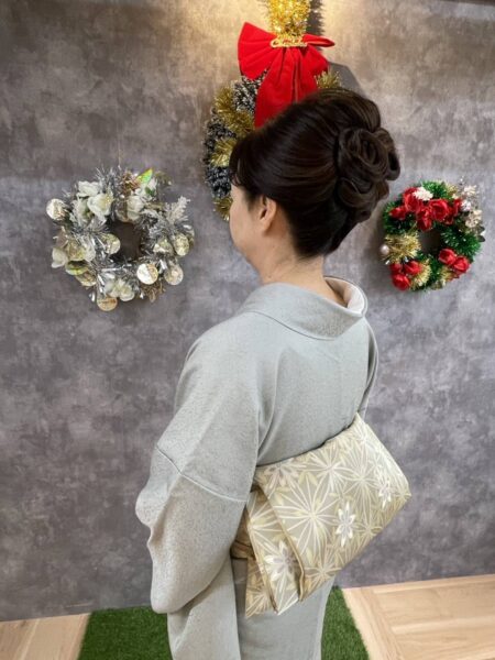 グレーの着物に角出しを結んだ女性