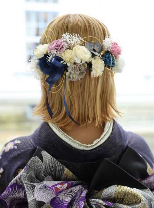 20262027成人式当日前撮りヘアスタイルアレンジ髪型同じでいい違う前から見ても可愛い花リボンパール金箔ショートボブ外ハネ水引きタイト写真映え当日映え