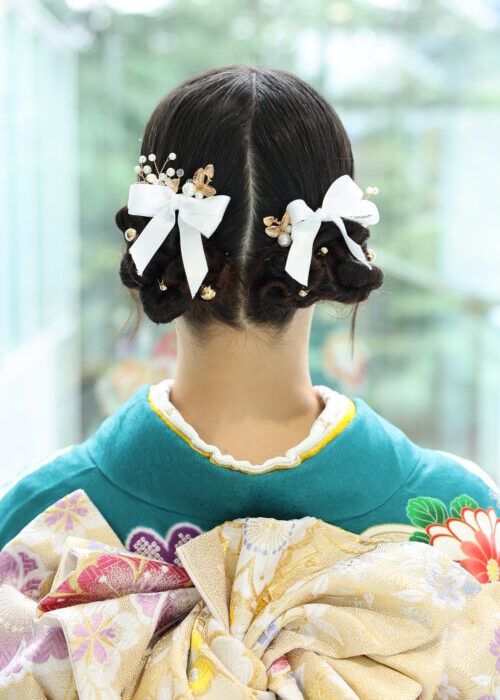 20262027成人式当日前撮りヘアスタイルアレンジ髪型同じでいい違う前から見ても可愛い花リボンパール金箔タイトツインアレンジねじねじ写真映え当日映え