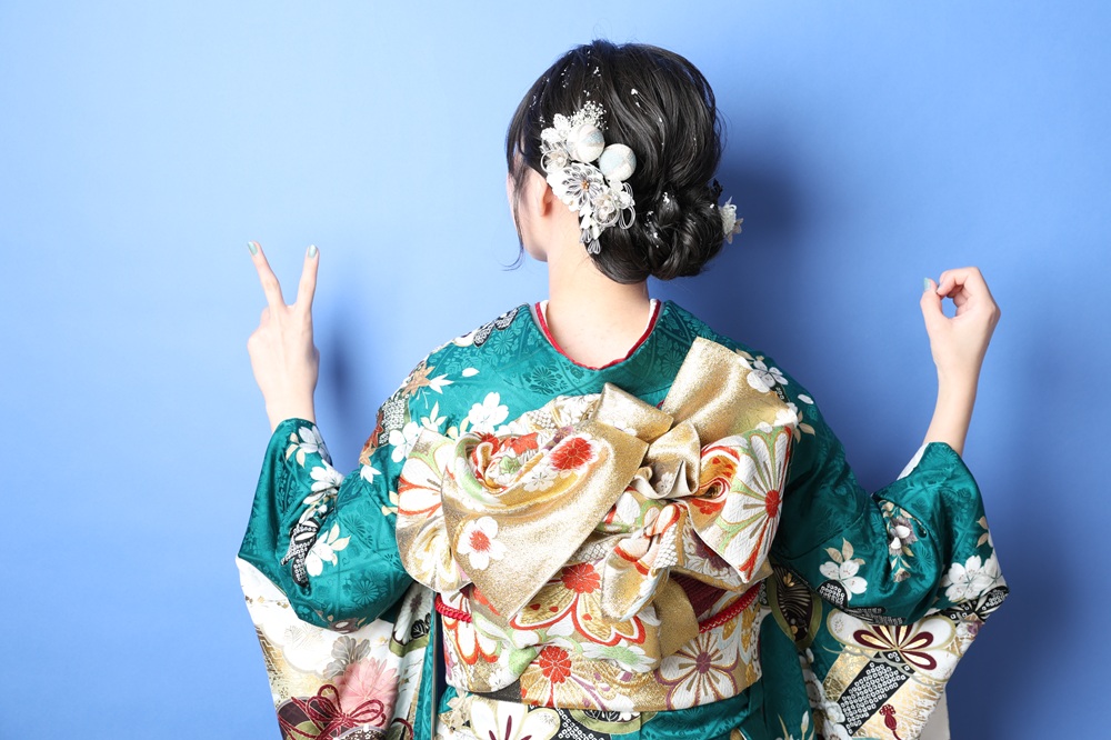 淡い水色が彩る、やさしさと透明感の大人可愛いコーデに似合うヘアスタイル　シニヨンヘア