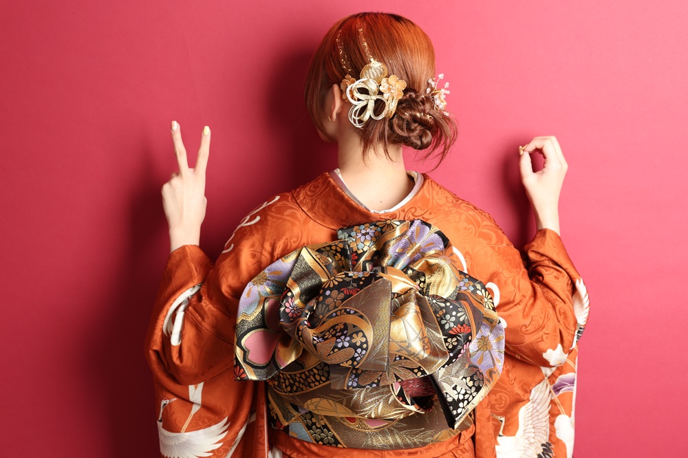 淡い水色が彩る、やさしさと透明感の大人可愛いコーデに似合うヘアスタイル　カチモリヘア