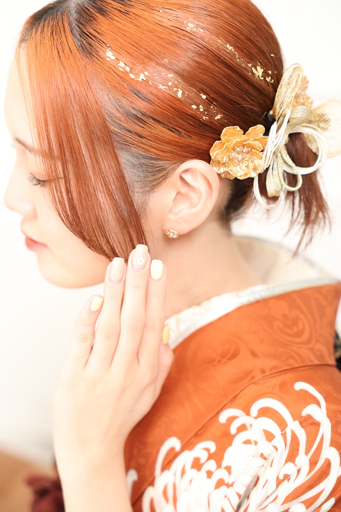 タイトなヘアスタイル　金箔