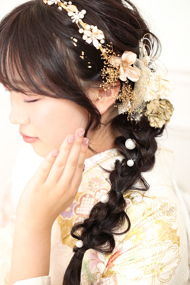 淡い水色が彩る、やさしさと透明感の大人可愛いコーデに似合うヘアスタイル　編みおろしヘア