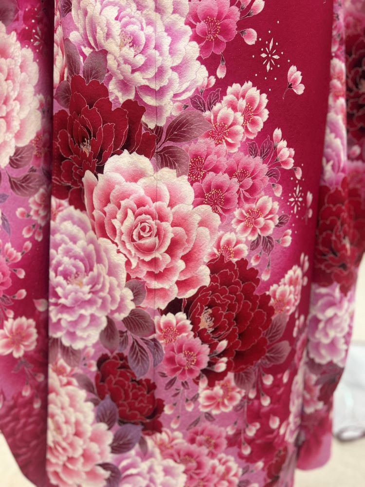 ピンクの振袖　牡丹柄
