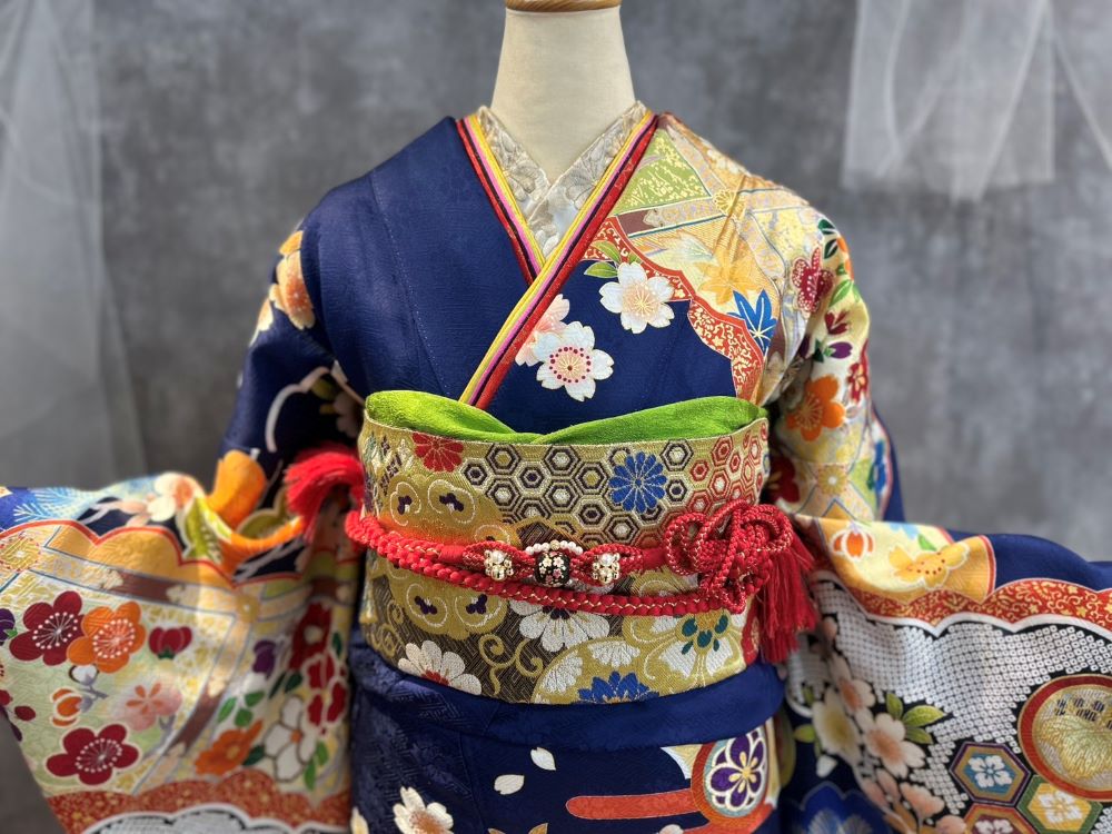 紺地の古典柄振袖に金の帯を合わせた華やかな成人式コーデ。半身