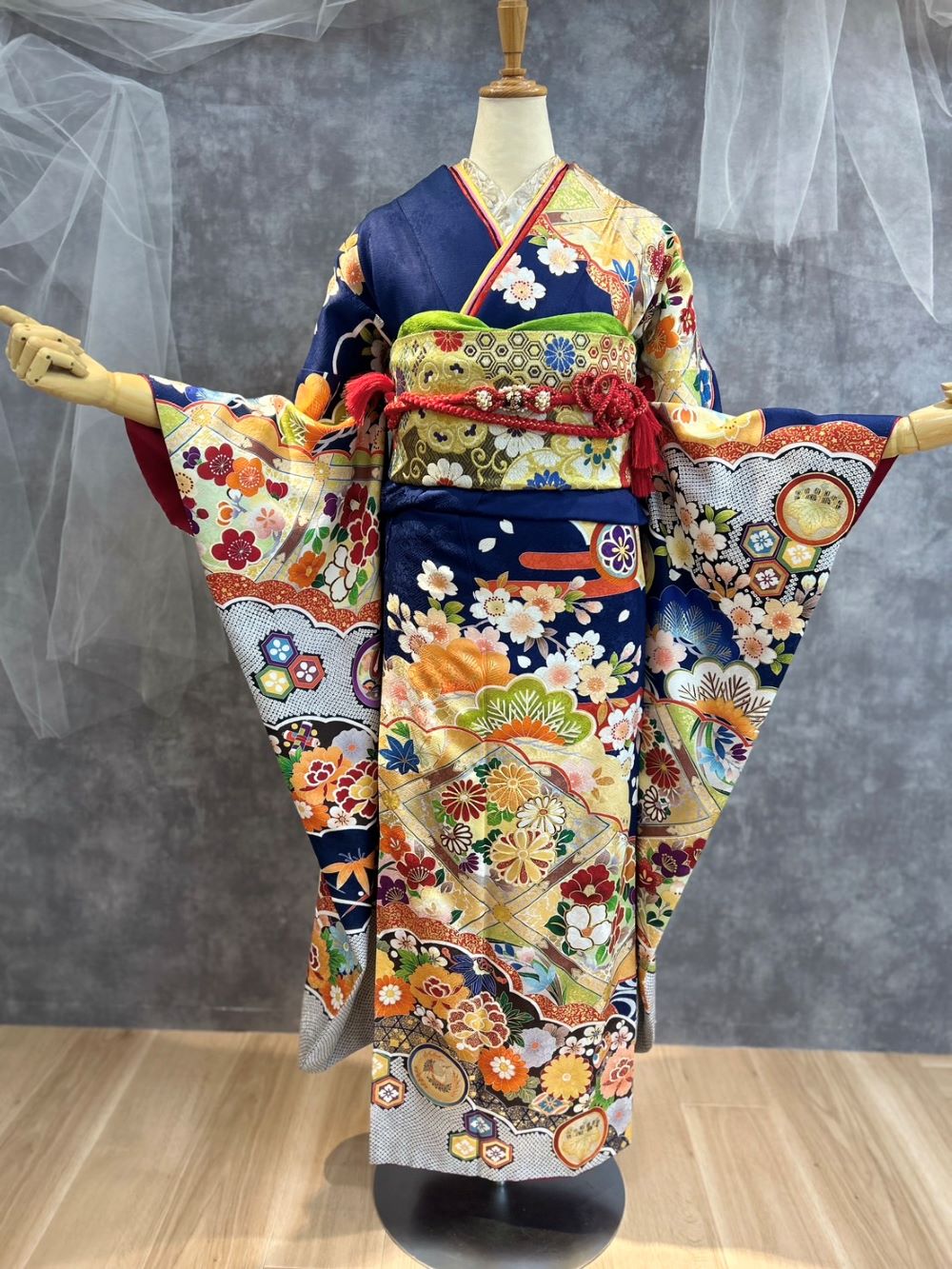 紺地の古典柄振袖に金の帯を合わせた華やかな成人式コーデ。全身