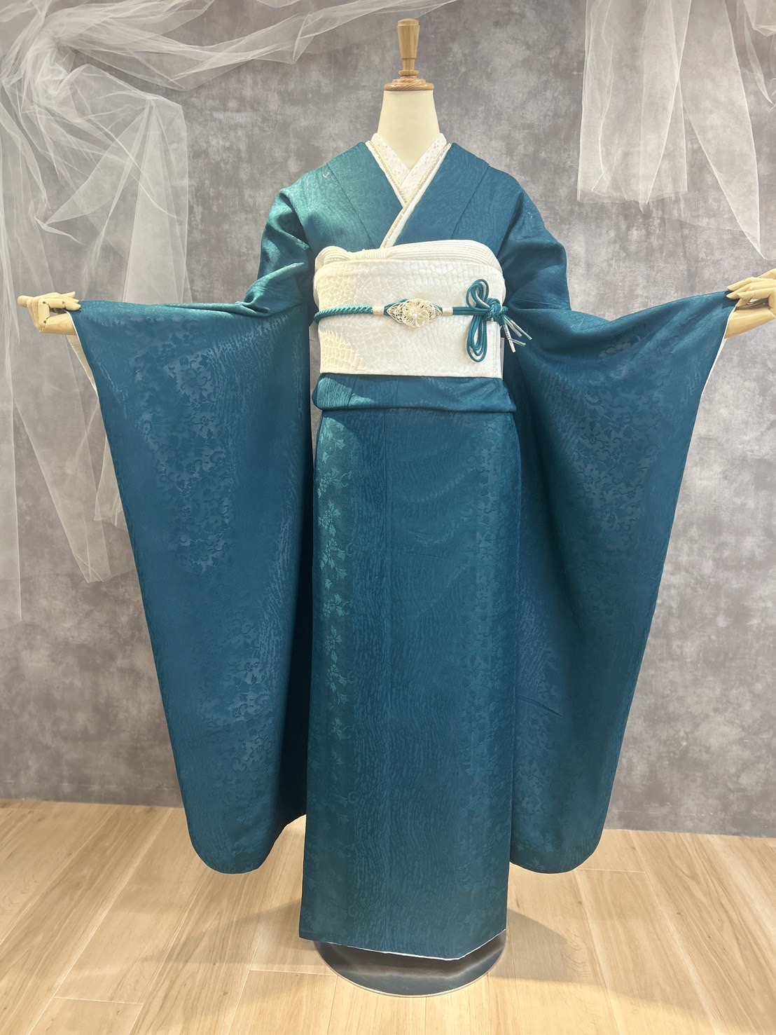 青緑×白帯でつくる、大人可愛い最旬コーディネート