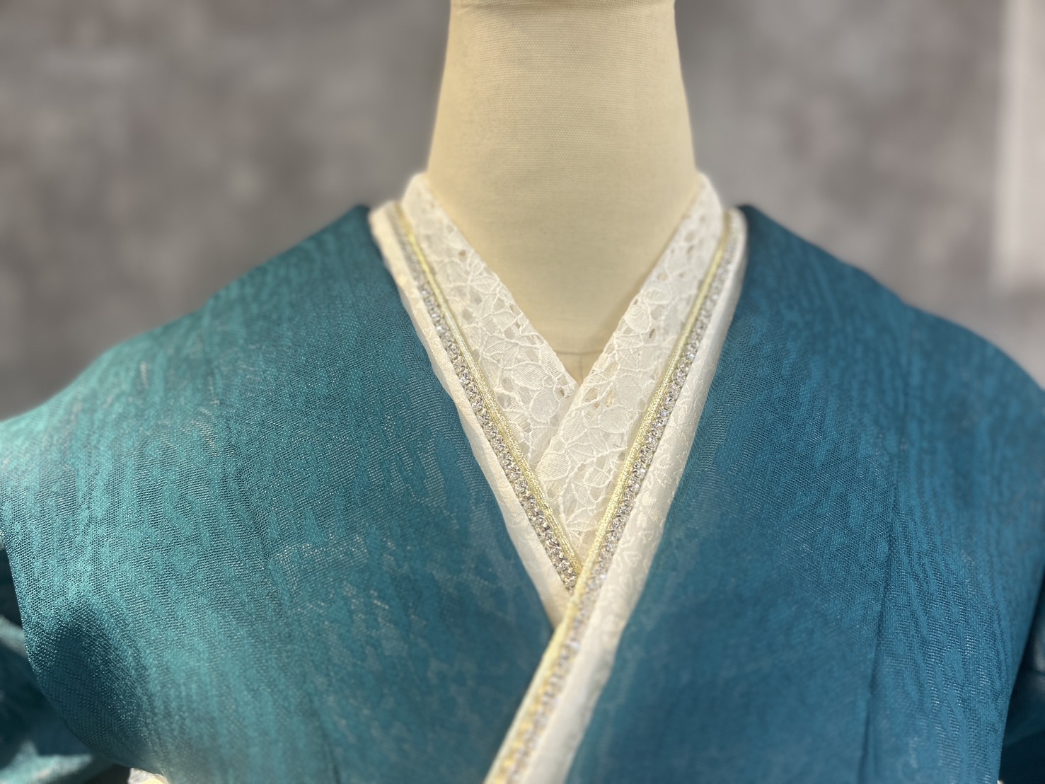 レース×白を襟元に