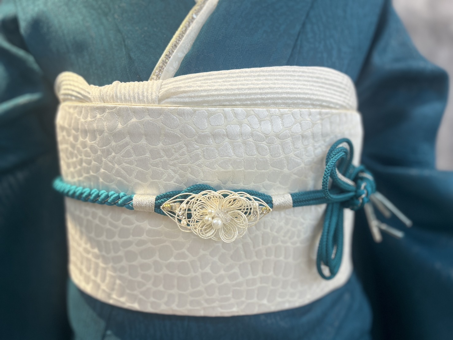 パキた色味の白帯