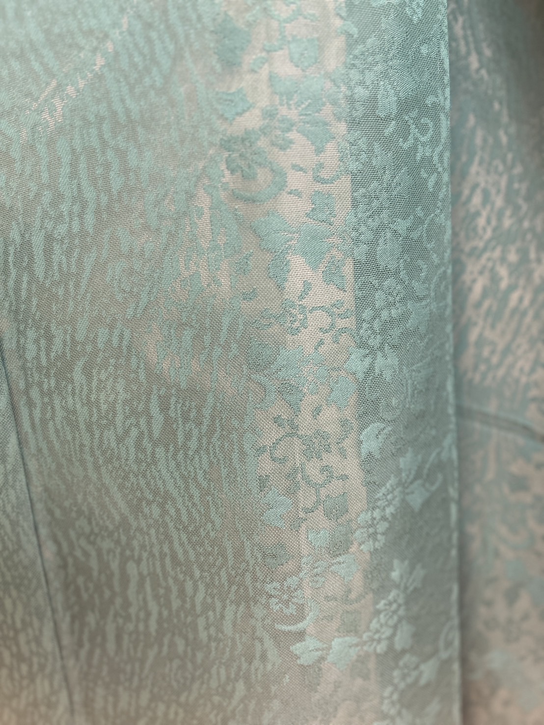 レース状の生地なので透け感がでる