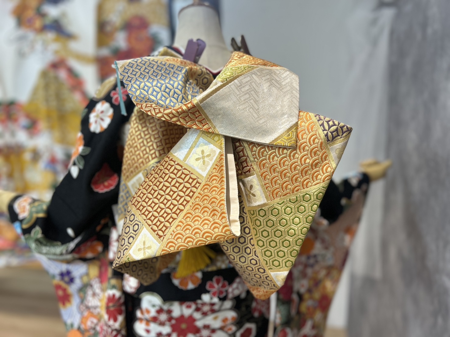黒地の華やかな振袖　黒と金でまとめた後ろ姿