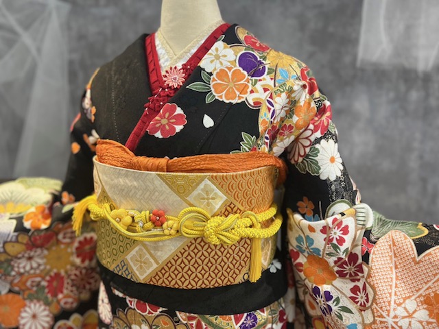 黒地の華やかな振袖　黒と金でまとめた半身コーディネート