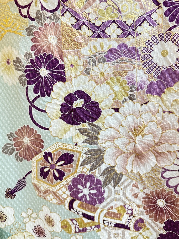 淡い水色が彩る、やさしさと透明感の大人可愛いコーデ柄