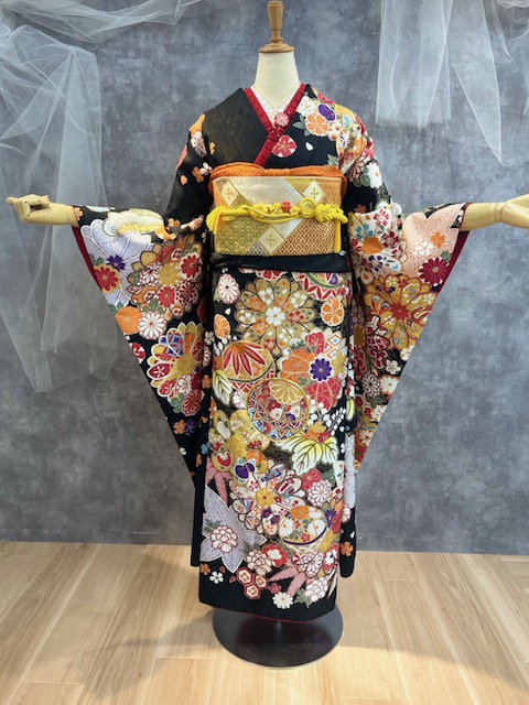 黒地の華やかな振袖　黒と金でまとめた全身コーディネート