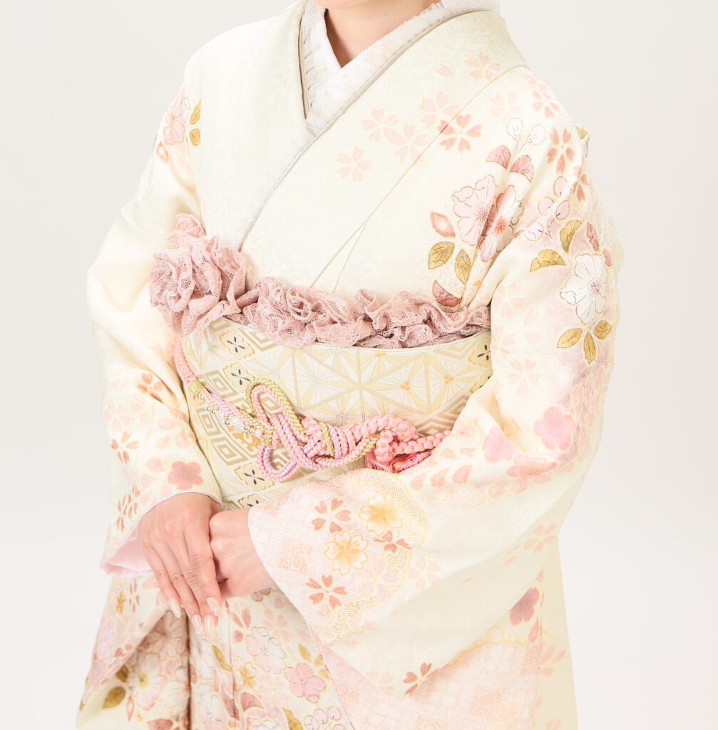 淡い辻が花の振袖を着た女の子の半身アップ