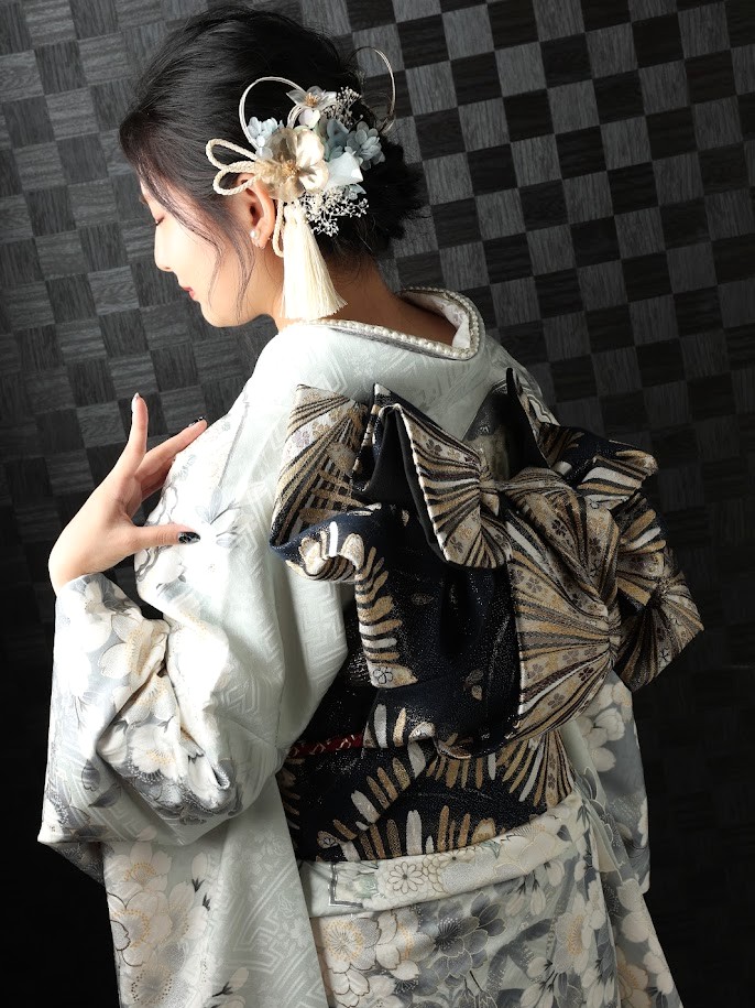 成人式前撮り撮影グレー地の振袖を着た女性の後ろ姿