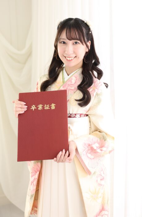 札幌女子卒業袴はかまスタジオ撮影ワントーンコーディネートトレンドカラー定番色意味印象アイボリークリーム白淡色ピンク可愛い柔らかいハーフツイン