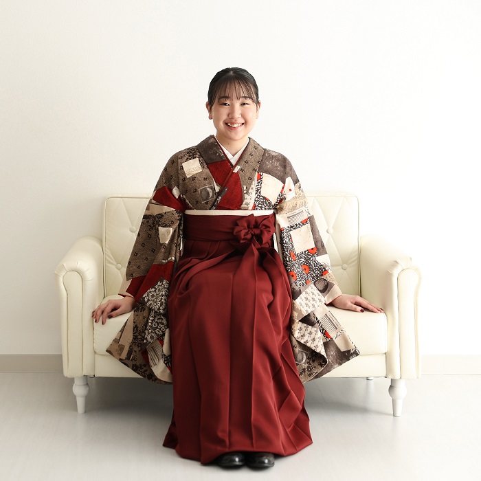 札幌女子卒業袴はかまスタジオ撮影ワントーンコーディネートトレンドカラー定番色意味印象えんじエンジ紅赤無地シニヨン茶着物