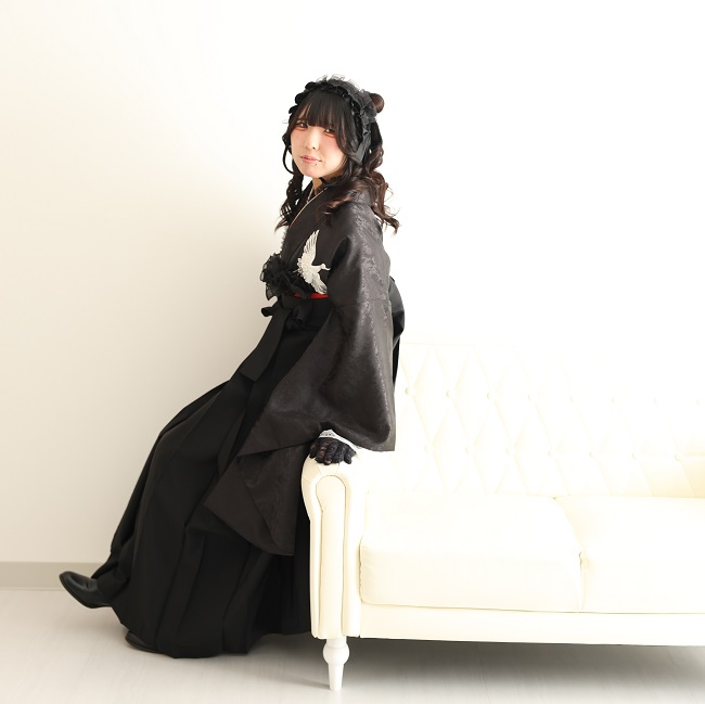 札幌女子卒業袴はかまスタジオ撮影ワントーンブラックコーディネートトレンドカラー定番色意味印象白黒着物ブラックチャコールグレーモノトーンカチューシャヘッドドレスツインアレンジ地雷系シックかっこいい
