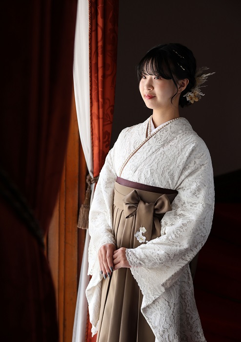 札幌女子卒業袴はかまロケーション撮影ワントーンコーディネートトレンドカラー定番色意味印象アイボリークリーム白ベージュパール淡色総レース着物可愛い柔らかいシニヨンドライフラワー
