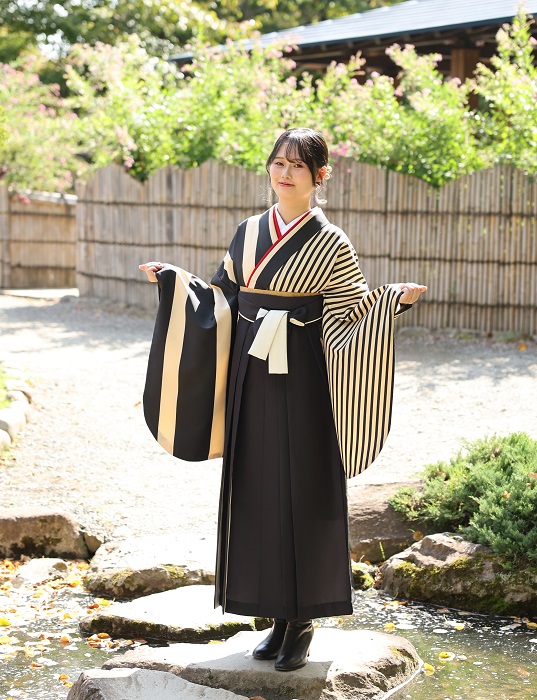 札幌女子卒業袴はかまロケーション撮影ワントーンコーディネートトレンドカラーバイカラー定番色意味印象白黒ベージュ着物ブラックチャコールグレーモノトーンカチモリタイトヘアリボン大人っぽい