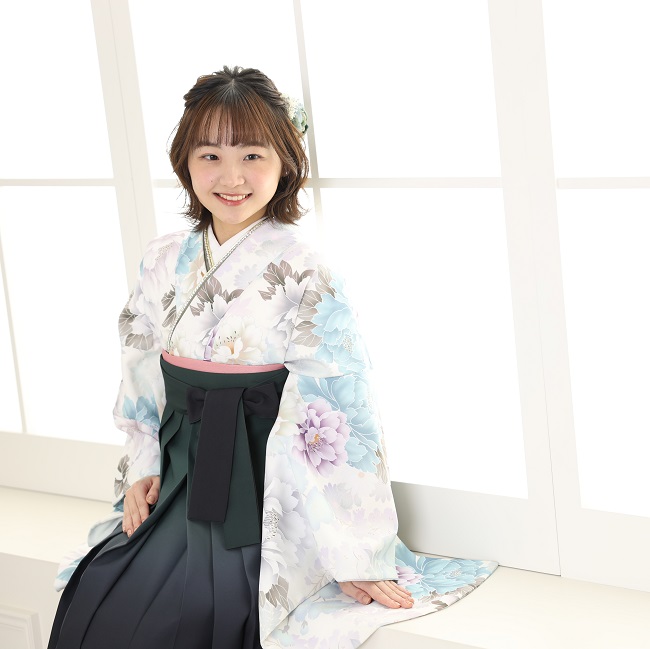 札幌女子卒業袴はかまスタジオ撮影ワントーンコーディネートトレンドカラー定番色意味印象深緑淡色白水色着物ボブハーフアップ可愛い