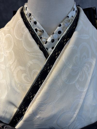 ドットの刺繍衿