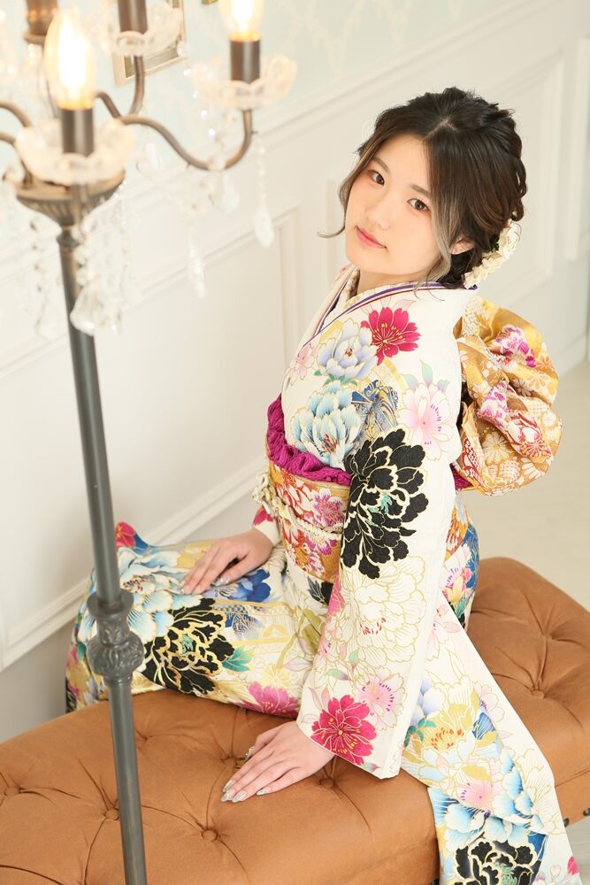 白×大柄の振袖姿