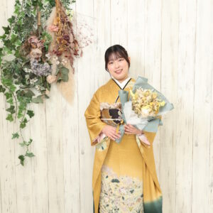 からし色の振袖