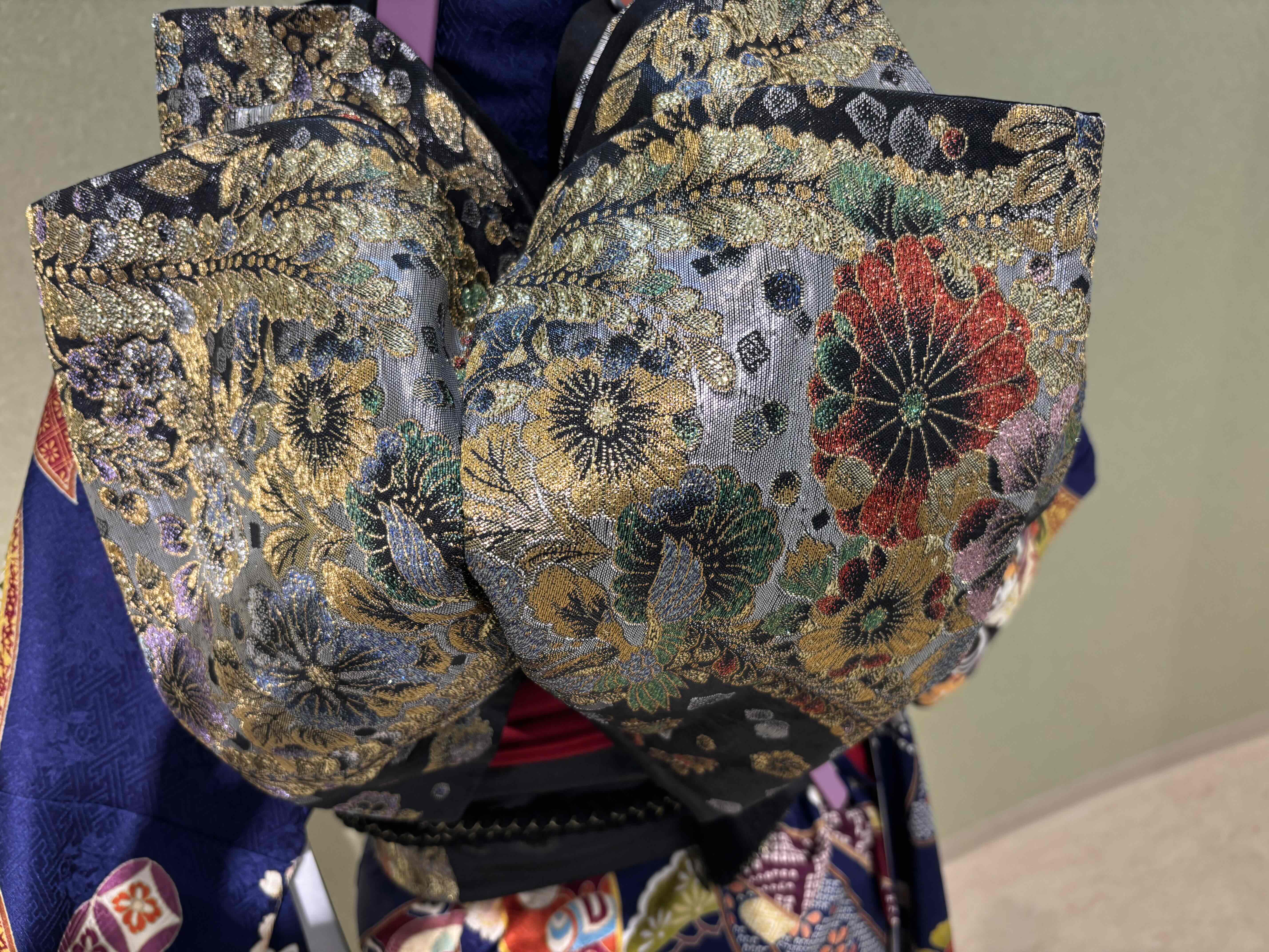 黒地に金彩が映える重厚感のある帯