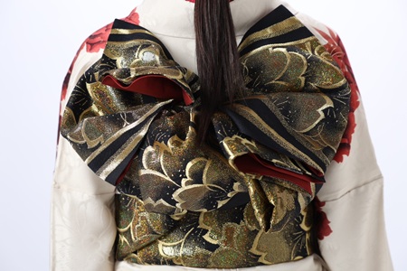 花いち都屋帯広店で高校生モデル撮影をした時の画像であり、振袖のコーディネートを紹介する為の画像でもある。