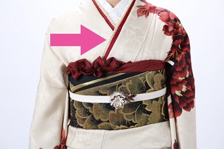 花いち都屋帯広店で高校生モデル撮影をした時の画像であり、振袖のコーディネートを紹介する為の画像でもある。