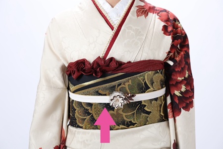 花いち都屋帯広店で高校生モデル撮影をした時の画像であり、振袖のコーディネートを紹介する為の画像でもある。