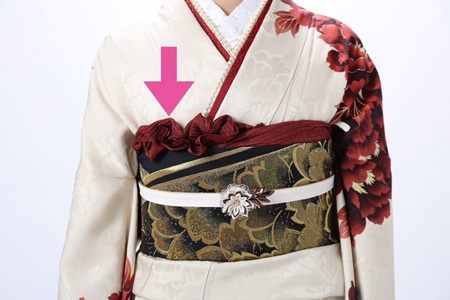 花いち都屋帯広店で高校生モデル撮影をした時の画像であり、振袖のコーディネートを紹介する為の画像でもある。