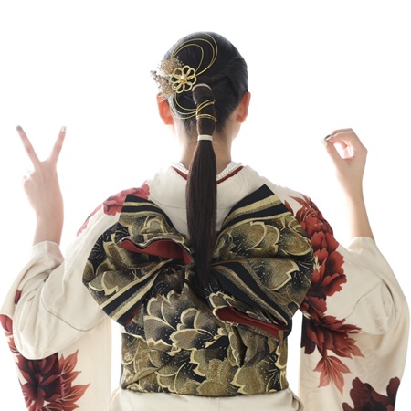 花いち都屋帯広店で高校生モデル撮影をした時の画像であり、振袖のコーディネートを紹介する為の画像でもある。