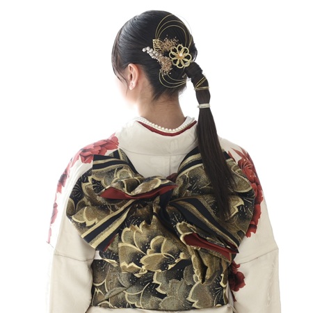 花いち都屋帯広店で高校生モデル撮影をした時の画像であり、振袖のコーディネートを紹介する為の画像でもある。