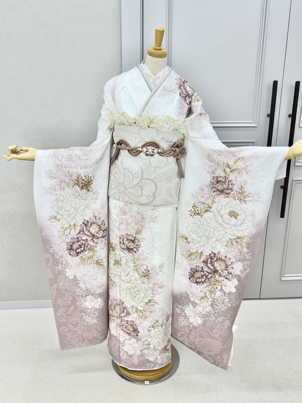 白とくすみピンクの振袖コーディネート