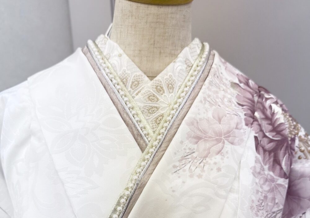 白とくすみピンクの振袖のコーディネート画像