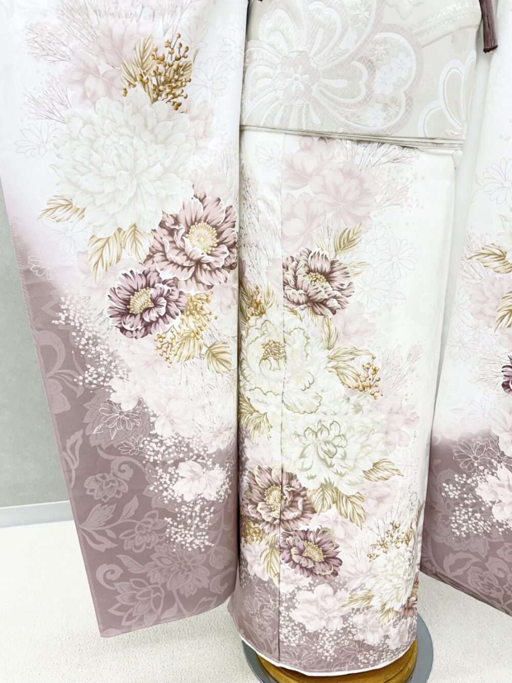 白とくすみピンクの振袖のコーディネート画像