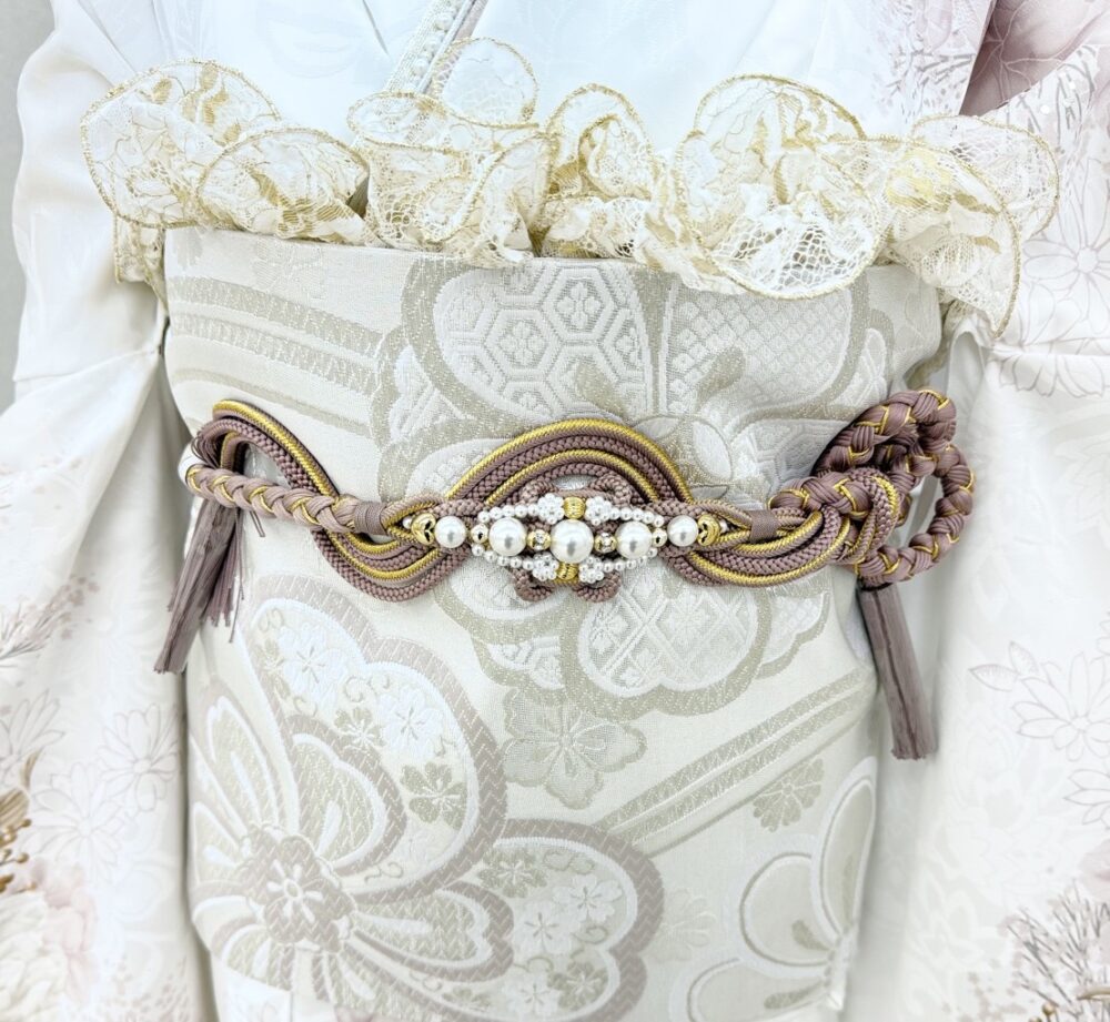 白とくすみピンクの振袖のコーディネート画像