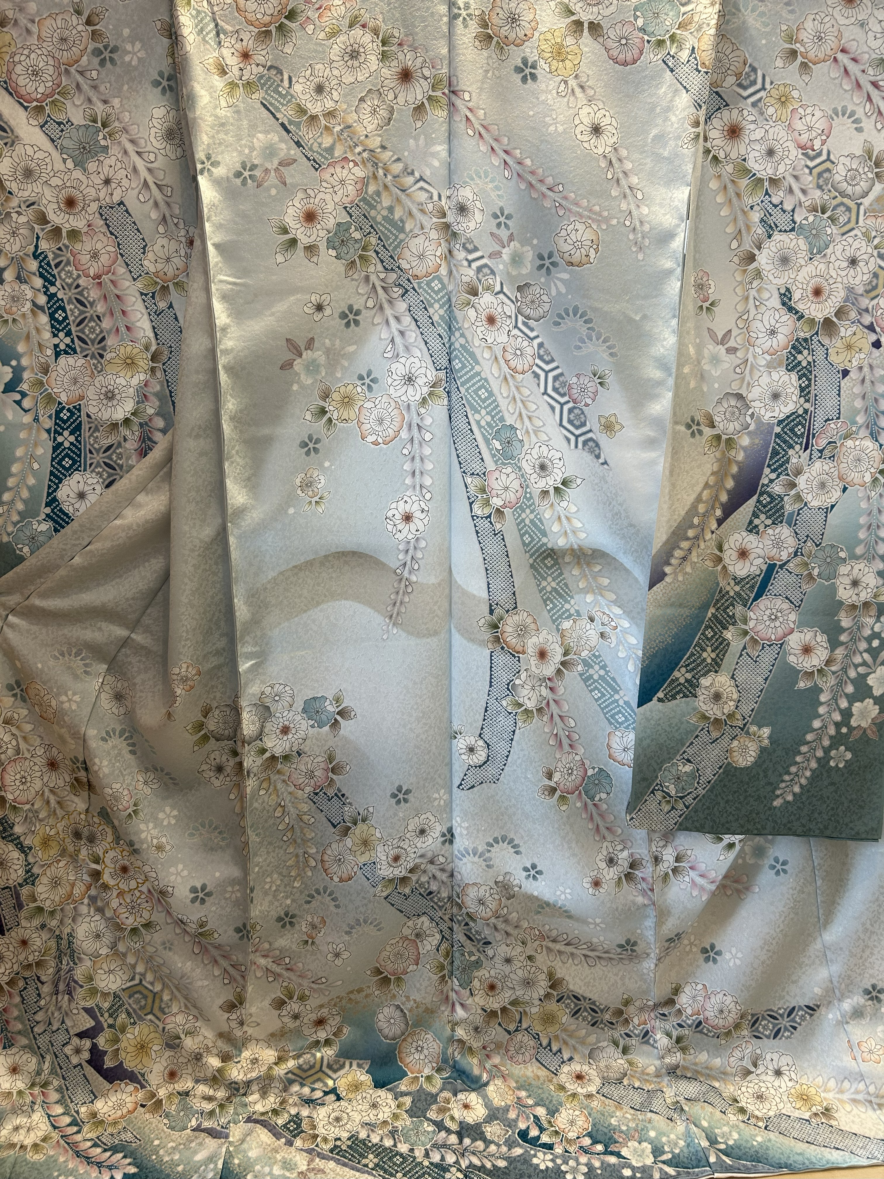 辻が花が描かれている水色の未仕立ての振袖