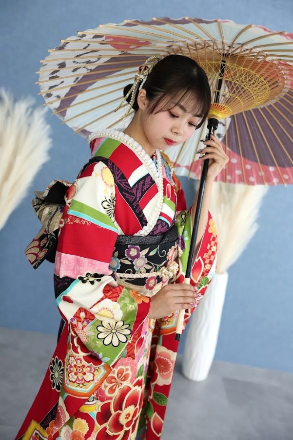 成人式前撮り撮影傘を持った振袖姿の女性