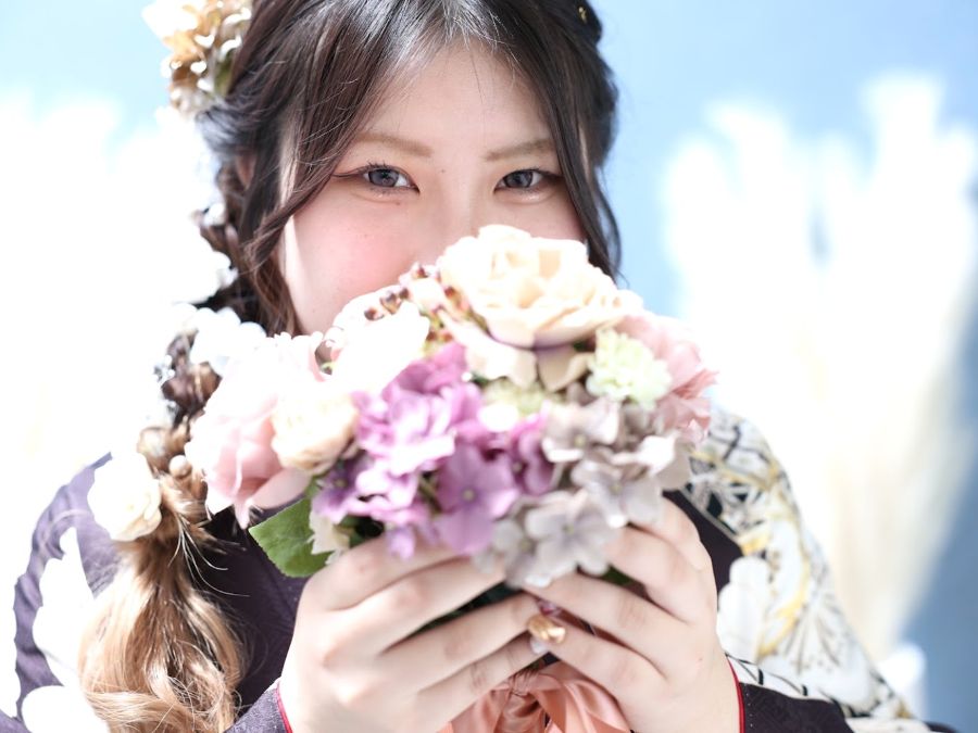 成人式前撮り撮影で 花束を持つ女性