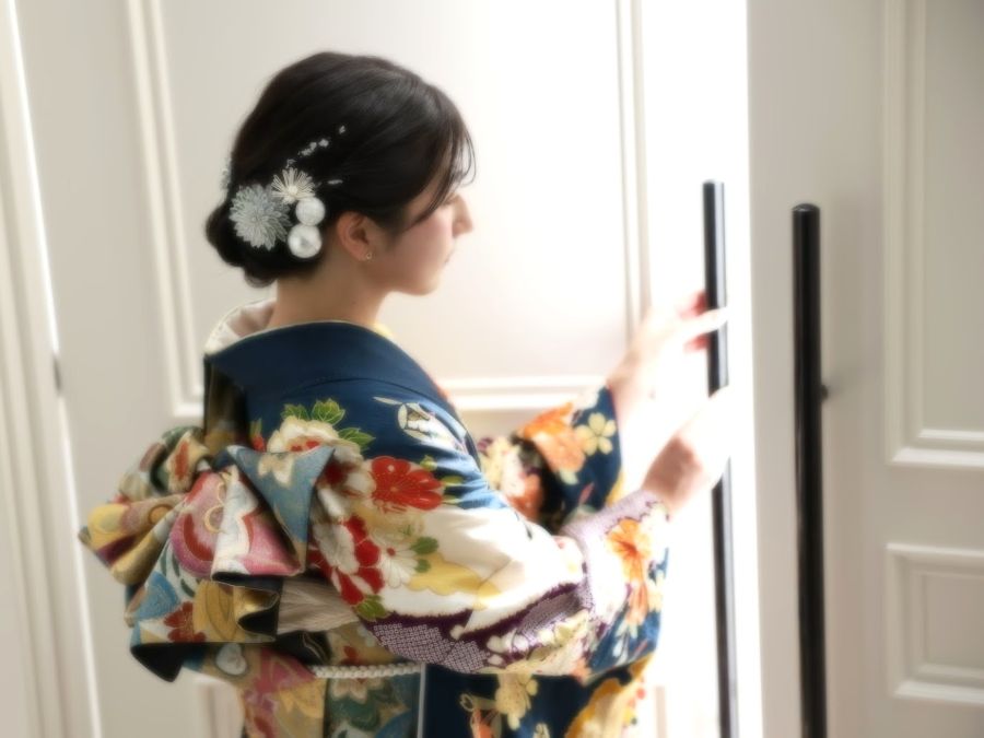 成人式前撮り撮影ドアを開ける振袖姿の女性