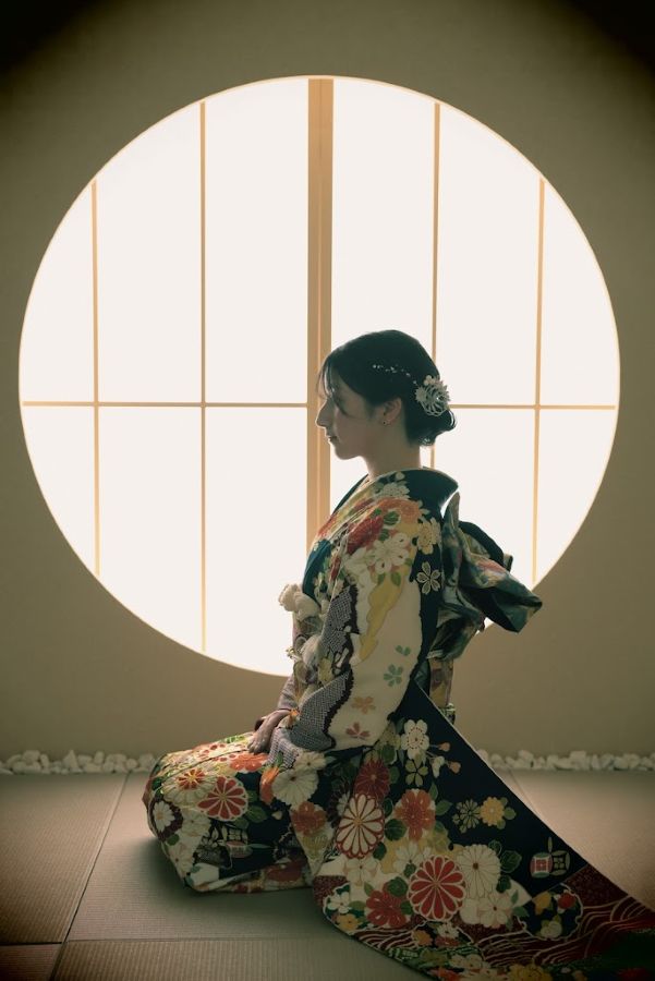 成人式前撮り撮影振袖姿で座る女性